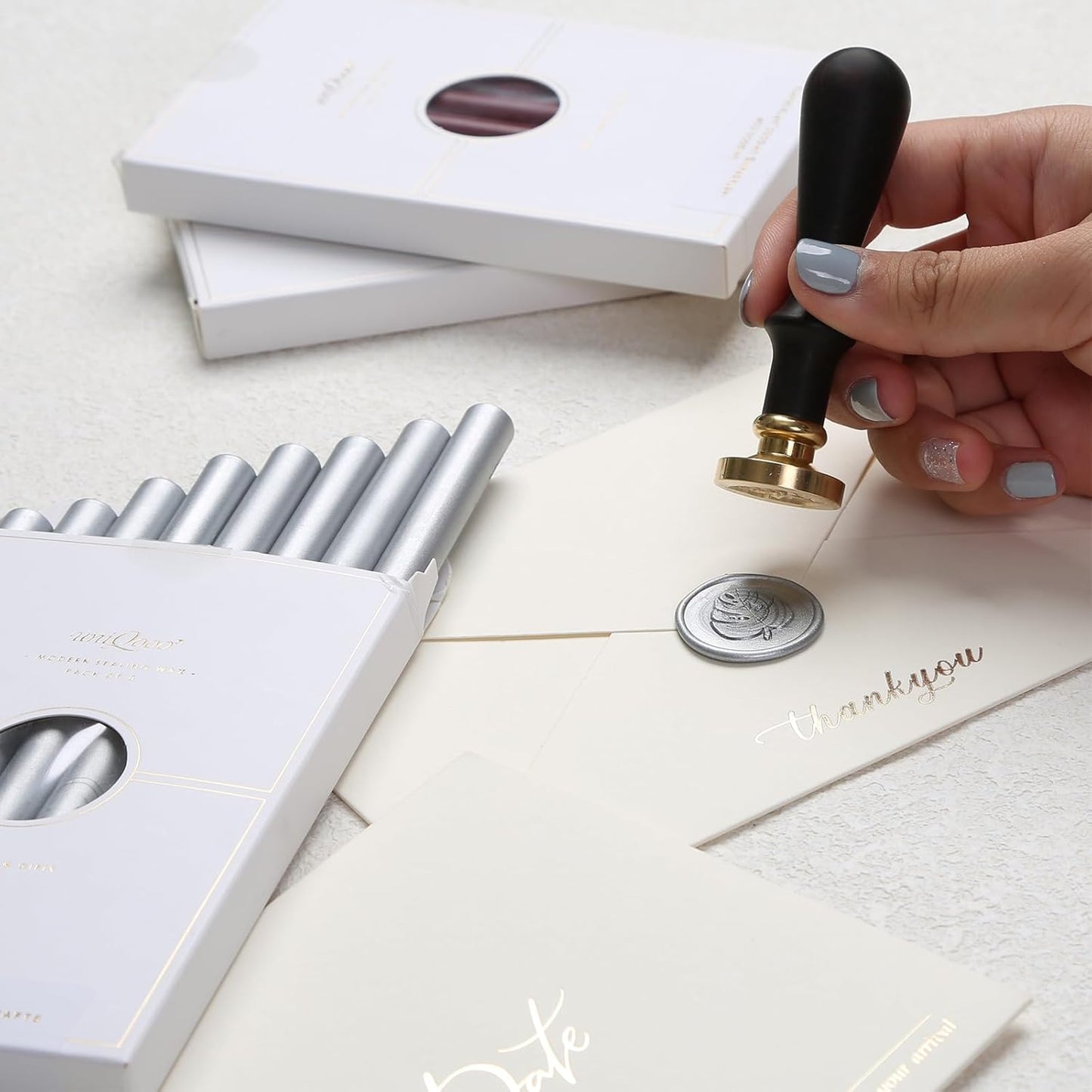 UNIQOOO Mailable Glue Gun Sealing Wax Sticks for Wax Seal Stamp - Metallic Silver, Great for Christmas Cards, Wedding Invitations, Cards Envelopes, Snail Mails, Wine Packages, Gift Ideas, Pack of 8