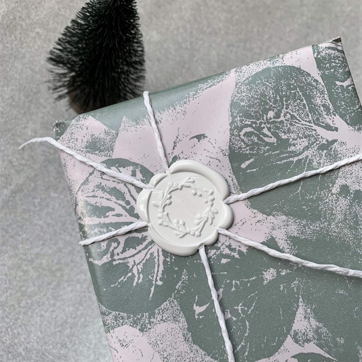 UNIQOOO Mailable Glue Gun Sealing Wax Sticks for Wax Seal Stamp - Snow White, Great for Wedding Invitations, Cards Envelopes, Snail Mails, Wine Packages, Gift Ideas, Pack of 8